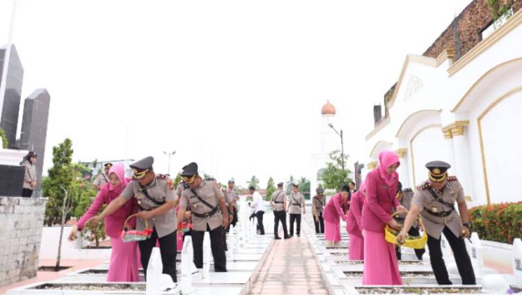 Momen HUT Bhayangkara Ke79, Kapolres Rohil Ziarah dan Tabur Bunga di Taman Makam Pahlawan