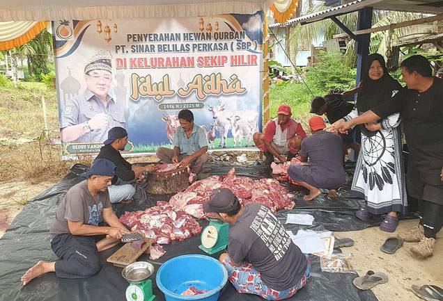 Deddy Handoko Serahkan 14 Ekor Sapi Untuk Warga dan Petani di Inhu