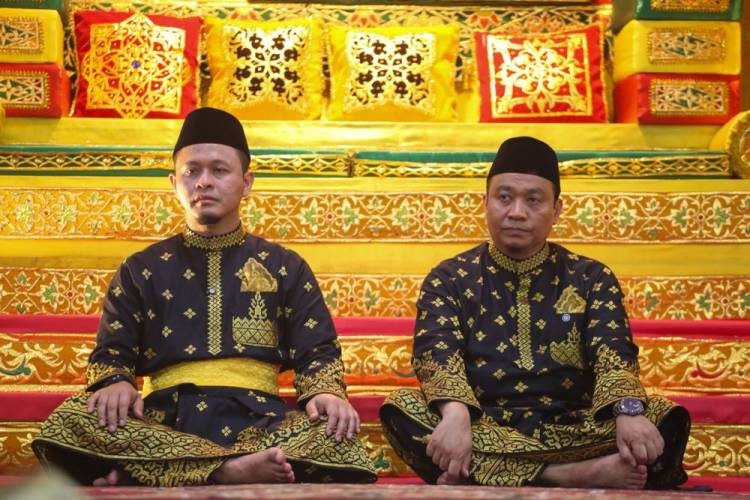 Agung-Markarius Sandang Gelar Adat dari LAMR