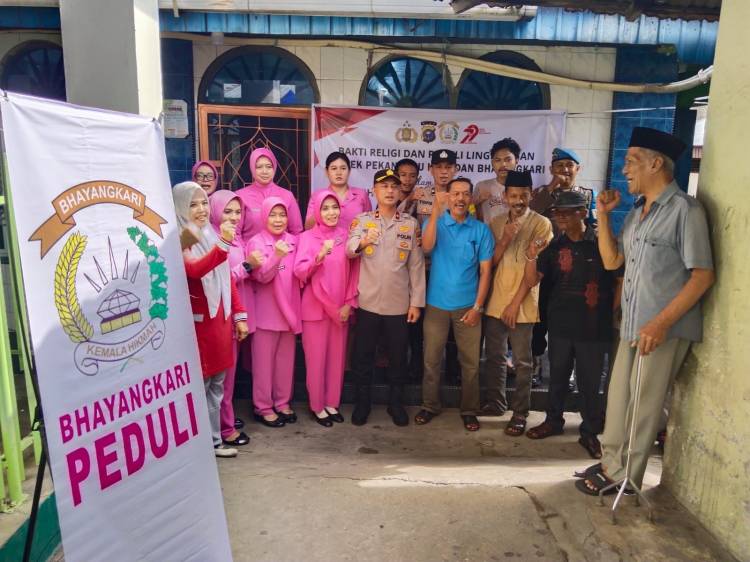 HUT Bhayangkara Ke-79, Polsek Pekanbaru Kota Gelar Bhakti Religi dan Penyaluran Paket Sembako kepada Warga