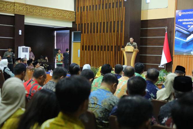 Mewakili Ketua DPRD se-Riau, Ketua DPRD Siak Indra Gunawan Beri Sambutan di Penyerahan LHP BPK RI