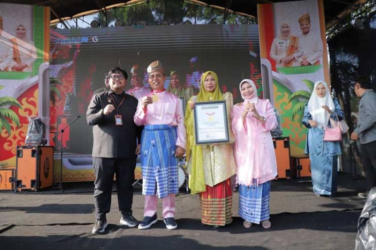 Tari Kreasi Joget Mande di Tembilahan Pecahkan Rekor MURI