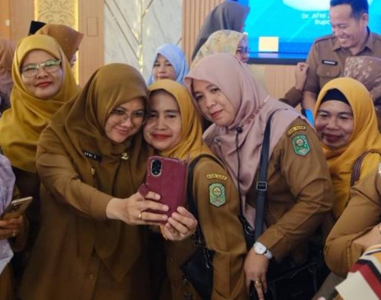 Pemkab Siak Bayar Gaji ke-13 dari APBD