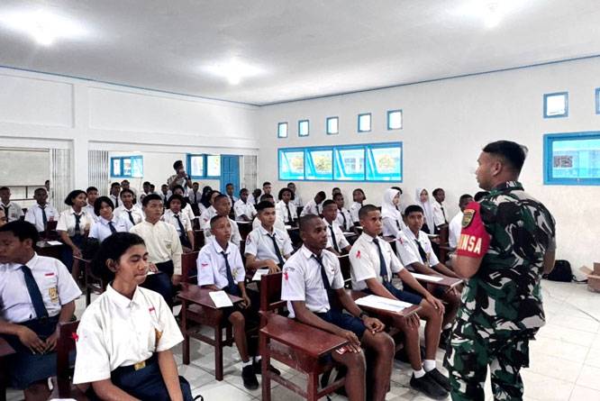 Babinsa Koramil Timika Beri Pembekalan kepada Siswa-Siswi Baru SMA Taruna Timika