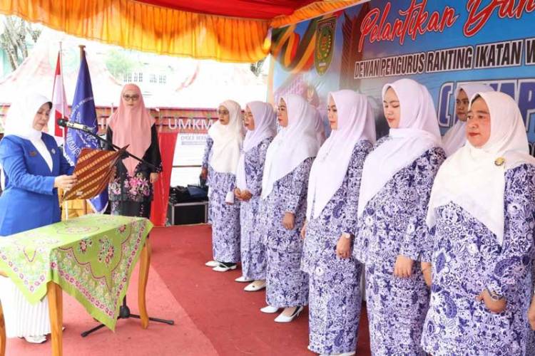 Ketua IWAPI Inhil Hj. Katerina Susanti Herman Lantik Pengurus IWAPI Periode 2026&ndash;2031
