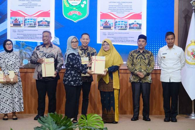 Mewakili Ketua DPRD se-Riau, Ketua DPRD Siak Indra Gunawan Beri Sambutan di Penyerahan LHP BPK RI