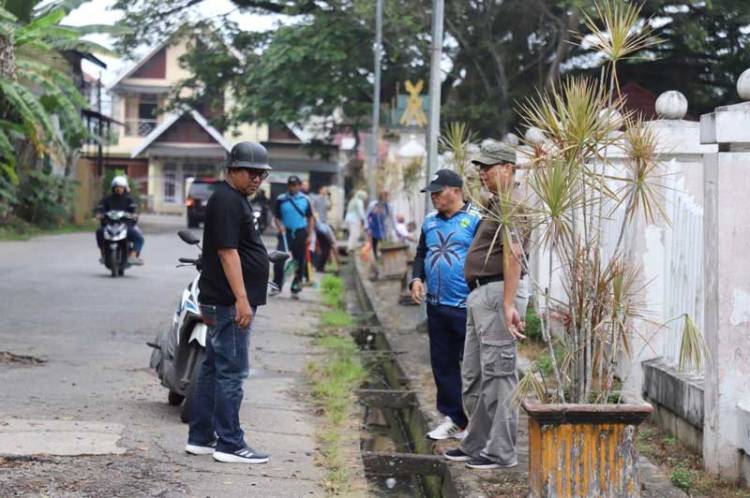 Sekda Tantawi Jauhari Pimpin Gotong Royong Gerakan Jumat Bersih di Tembilahan