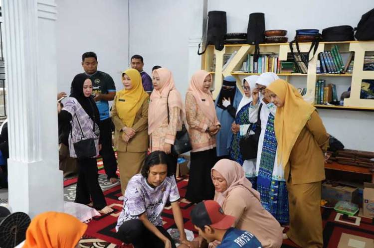 Peserta Lebihi Target, Ketua TP PKK Inhil Tinjau Khitanan Massal Gratis