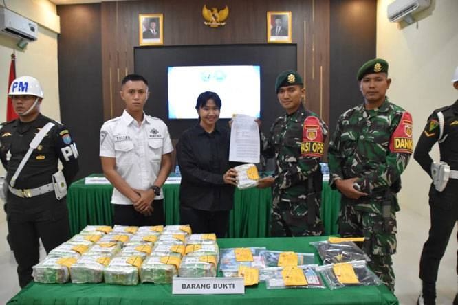 Satgas Pamtas Yonarhanud 1/PBC/1 Kostrad Gagalkan Penyelundupan 21,4 Kg Sabu dan Amankan WNA di Entikong