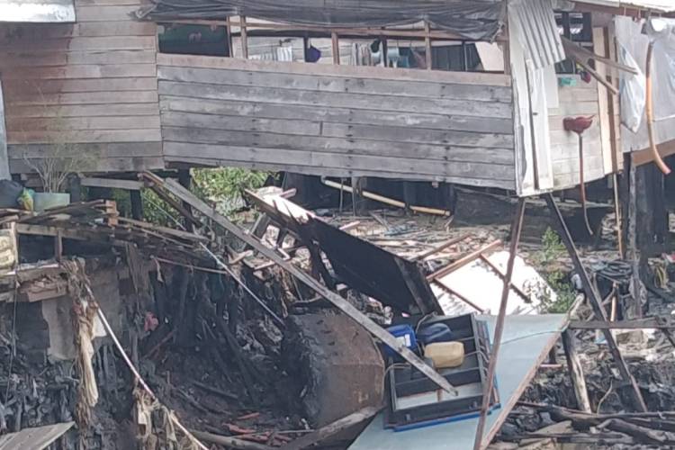 Longsor di Kawasan Pasar Lama Enok, 4 Bangunan Terjun ke Sungai