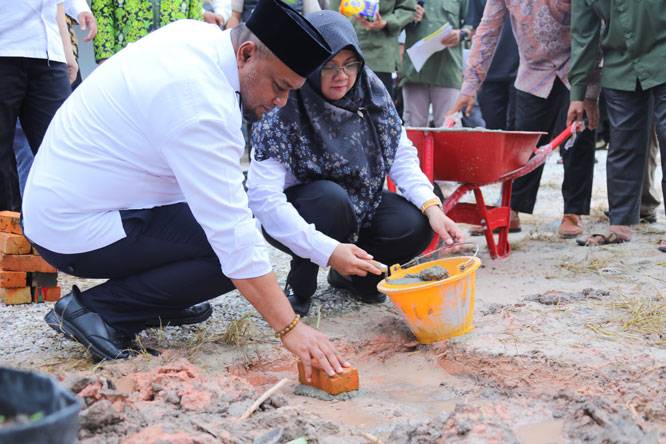 Bupati Siak Lakukan Peletakan Batu Pertama Pembangunan Rumah Singgah Kesehatan Gratis
