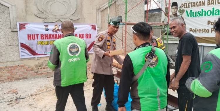 Jumat Berkah, Kapolsek Bina Widya Pekanbaru Berbagi Makanan untuk Mitra Ojol dan Masyarakat Sekitar