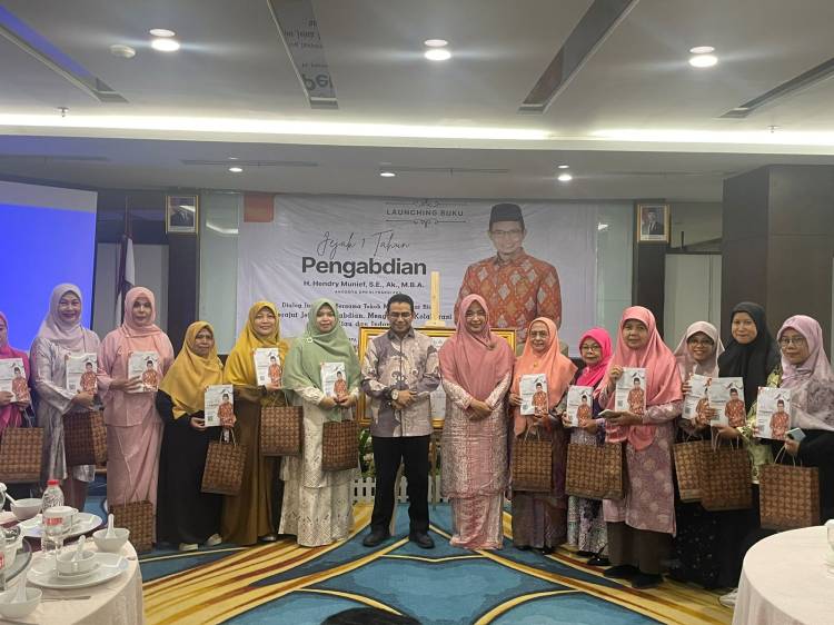Hendry Munief Luncurkan Buku Jejak 1 Tahun Pengabdian