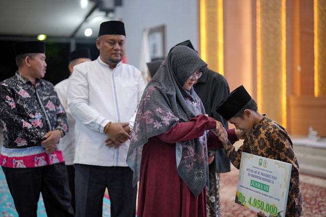 Lepas Kafilah MTQ Siak, Bupati Afni: Bonus Naik 10 Persen dan Hadiah Umrah Tetap Diberikan