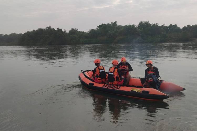Hari Kedua Pencarian, TIM SAR Masih Cari Warga Bandung yang Tenggelam di Sungai Kampar