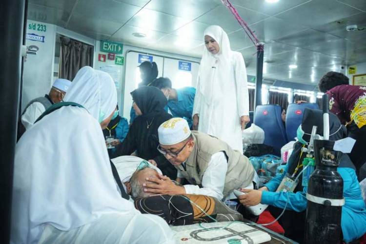 Wabup Yuliantini Dampingi Kepulangan Jamaah Haji Sakit dari Batam ke Tembilahan