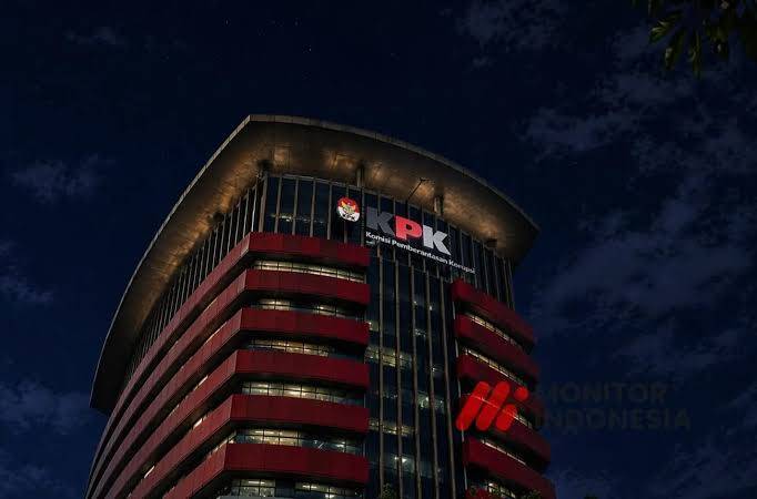 Sempat Dicari KPK, Bupati dan Sekda Kuansing Tiba di Gedung Merah Putih Malam Ini
