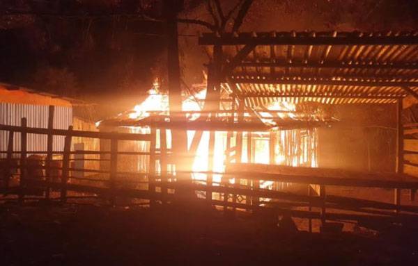 Satgas TNI Yonif RK 751/VJS Bantu Evakuasi Korban Kebakaran