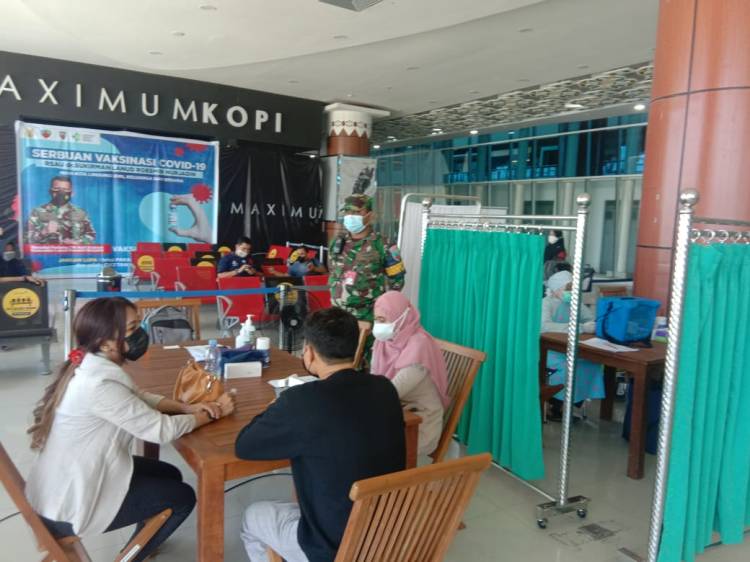 Babinpotdirga Lanud Rsn Dampingi  KKP Vaksinasi Penumpang Pesawat