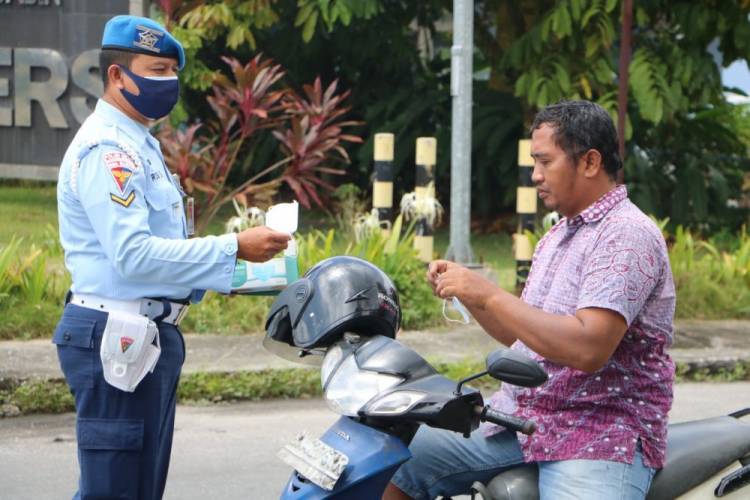 Jelang Hari Bakti TNI AU, Danlanud Rsn Ajak Warga Disiplin Pakai Masker