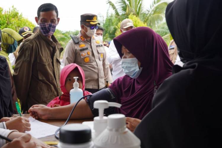 Kapolres dan Bupati Siak Pantau Pelaksanaa Vaksinasi di Daerah Pesisir