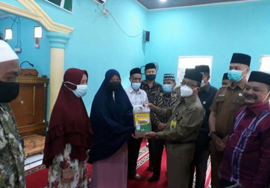 Sekda Arfan Usman Hadiri Pendistribusian Zakat Tahap III di Kecamatan Lubuk Dalam