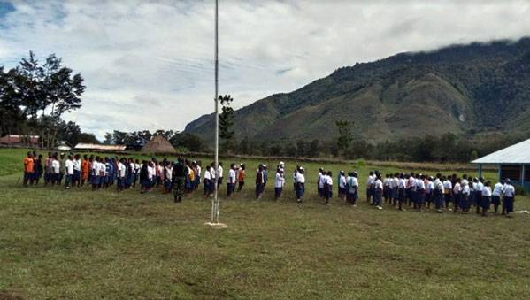 Tanamkan Rasa Cinta Tanah Air Kepada Generasi Muda Papua, Satgas TNI Latihkan Baris-Berbaris