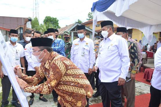 Didampingi Bupati Alfedri, Kakanwil Kemenag Riau Lauching Kampung Zakat di Bungaraya