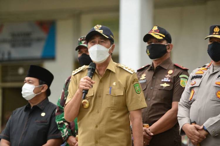 Tinjau Pelaksanaan Vaksinasi Massal di Perawang, Gubri Syamsuar Ingatkan Masyarakat Tetap Disiplin Prokes