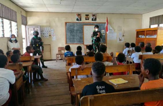 Peduli Terhadap Bahaya Penularan Covid-19, Satgas TNI Lakukan Sosialisasi Di Sekolah