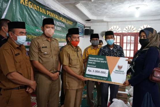 Staf Ahli Bupati Siak Serahkan Zakat Tahap III Kepada 62 Mustahik di Kecamatan Minas