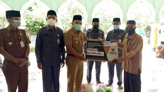 Bersama Wabup, Baznas Siak Kembali Salurkan Zakat Pola Konsumtif di Kecamatan Siak