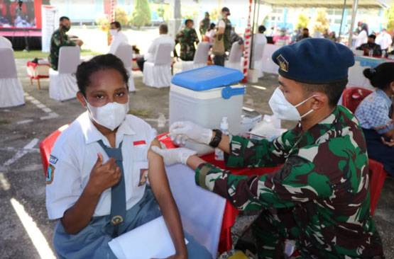 Disaksikan Presiden Jokowi Secara Virtual, Lanud Silas Papare Turunkan Tenaga Medis Dalam Vaksinasi Massal Untuk Pelajar