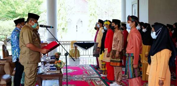 Lantik Pengurus IPMKS-B, Bupati Alfedri Ajak Mahasiswa Hingga Badan Usaha Bersinergi Membangun Daerah