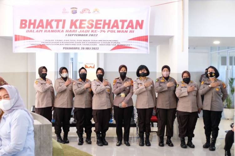 Songsong Hari Jadinya yang  Ke-74, Polwan Polda Riau Gelar Bhakti Kesehatan