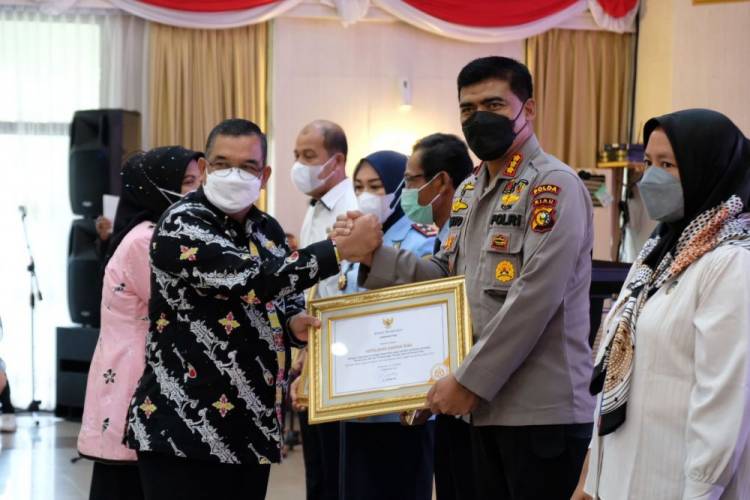 Kapolda Riau Irjen Pol Mohammad Iqbal Terima Penghargaan Komitmen Pemenuhan Hak Anak