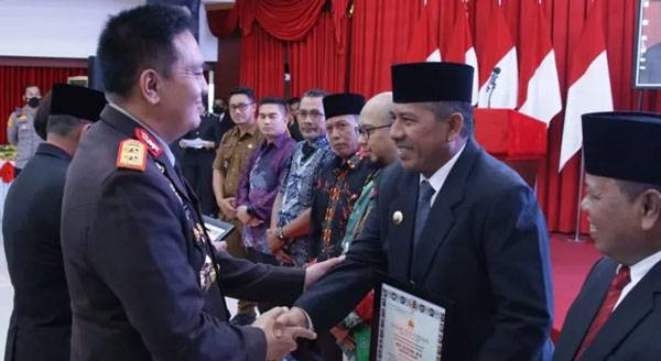 Di HUT Bhayangkara Ke-76 Bupati Siak Terima Penghargaan dari Kapolda Riau