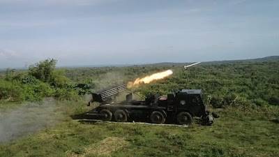 MLRS Vampire Yonroket 1 Marinir Laksanakan Penembakan Roket Siang Malam