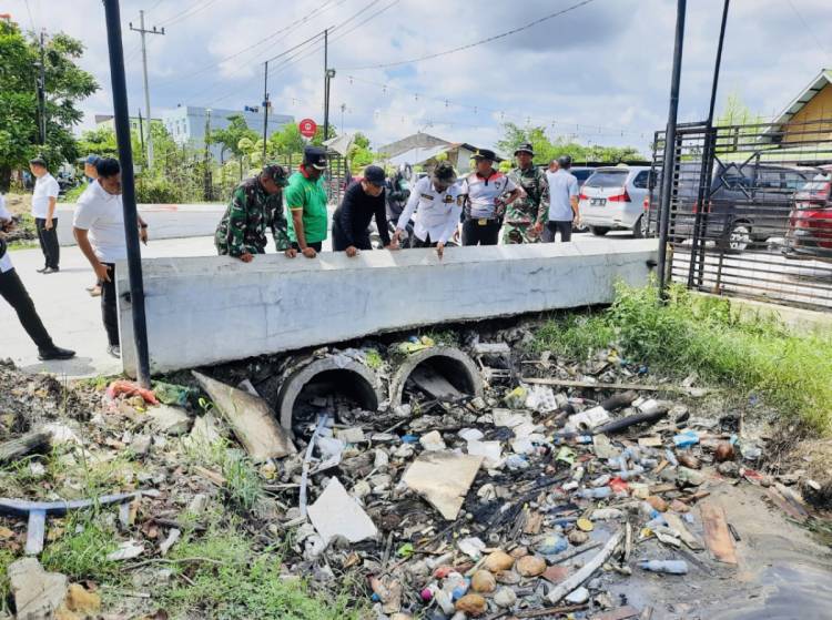 Pj Walikota Pekanbaru Tinjau Pengerukan Drainase Sepanjang Jalan Arifin Achmad