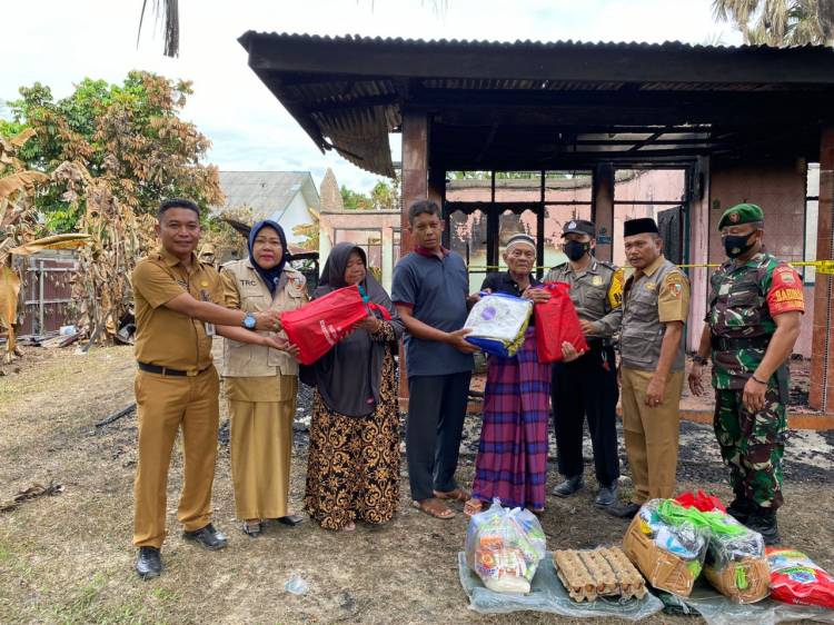 Dinsos Pekanbaru Berikan Bantuan Sembako dan Pakaian ke Warga Korban Kebakaran Rumah