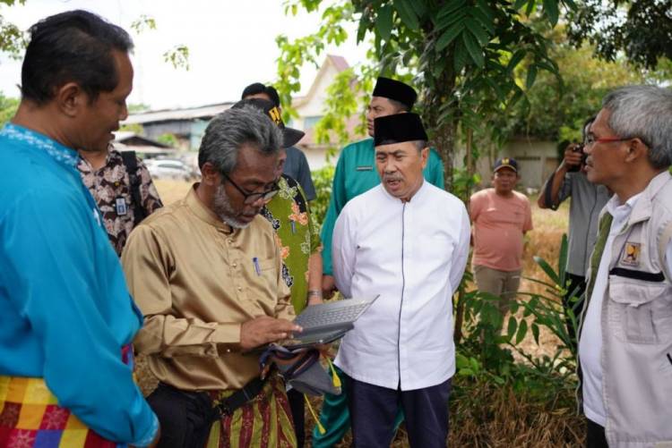 Gubernur Riau Syamsuar Tinjau Uji Coba Excavator Ampibi