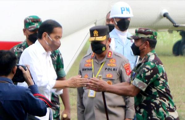 Komandan Lanud Suryadarma Sambut Presiden Jokowi