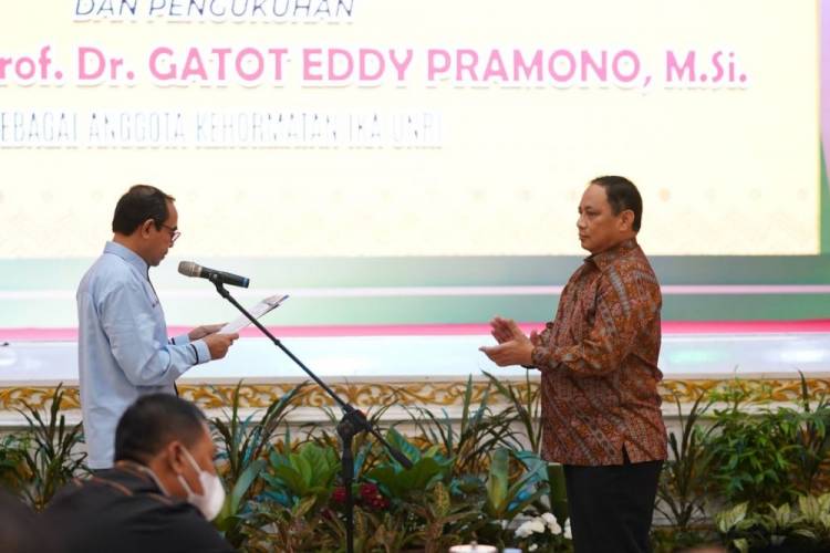 Wakapolri Komjen Pol Gatot Eddy Pramono Dikukuhkan Menjadi Anggota Kehormatan IKA UNRI