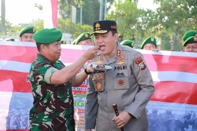 Kapolda Riau Irjen M Iqbal Yakin TNI-Polri Semakin Solid, Korem 031/WB Berikan Kejutan Hari Bhayangkara