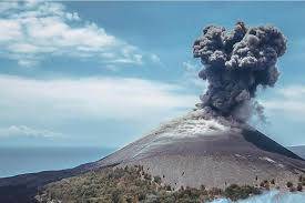 Semburkan Abu Vulkanik 2.000 Meter, PVMBG Himbau Warga Hindari Aktivitas 5 Km dari Puncak Gunung Anak Krakatau