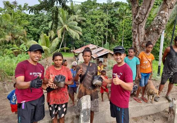 Sambil Menjaga Kebugaran, Satgas Yonif 126/KC Bagikan Sembako Kepada Masyarakat Perbatasan Papua