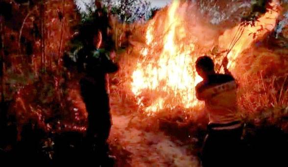 50 Hektar Lahan Perbukitan Terbakar di Rohul, Serda Dedy: Medannya Cukup Ekstrem