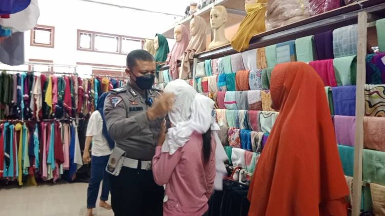 Tunaikan Janjinya, Polisi di Riau Daftarkan Pengamen Badut Masuk SD, Antar dan Belikan Perlengkapan Sekolah