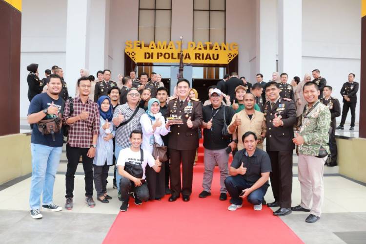 Kapolda Riau Irjen Mohammad Iqbal Dapat Kejutan Kue Ulang Tahun dari Jurnalis Mitra Polda
