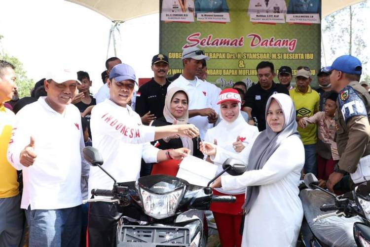 Pj Walikota Pekanbaru Bersama Gubernur Riau Lepas Peserta Jalan Santai di Rumbai Timur